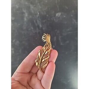Monet Gold Tone Metal Feather Shaped Brooch Vintage Costume Jewelry